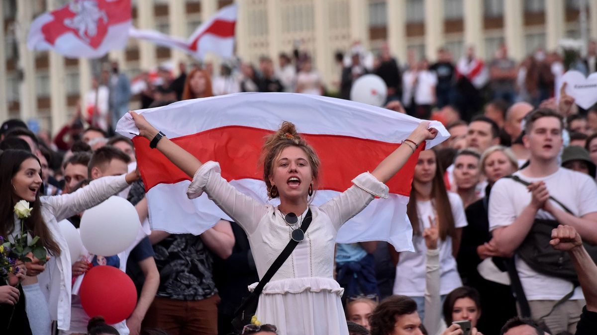Přes sto tisíc lidí protestovalo v Minsku. Lukašenko přiletěl se zbraní v ruce